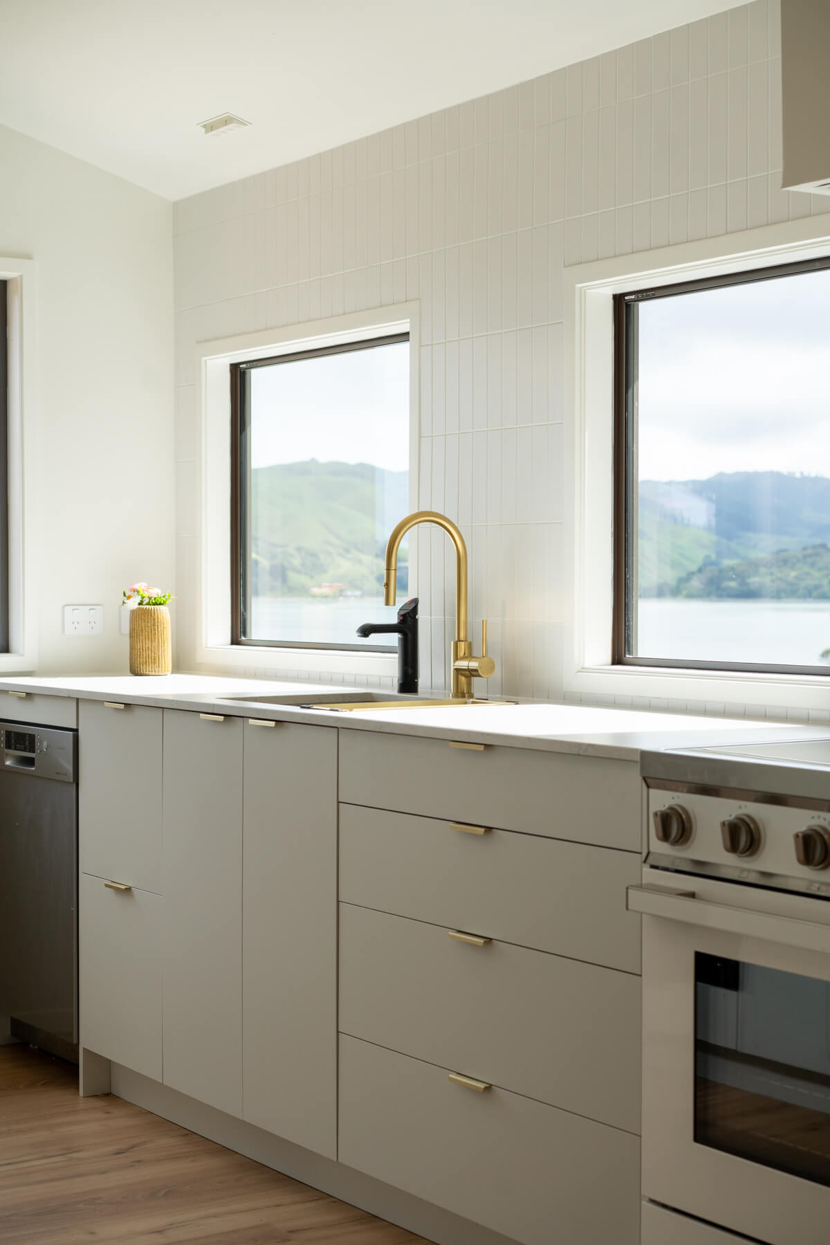 Sage-Doors-Invisedge-Baikal-Melteca-grey-kitchen